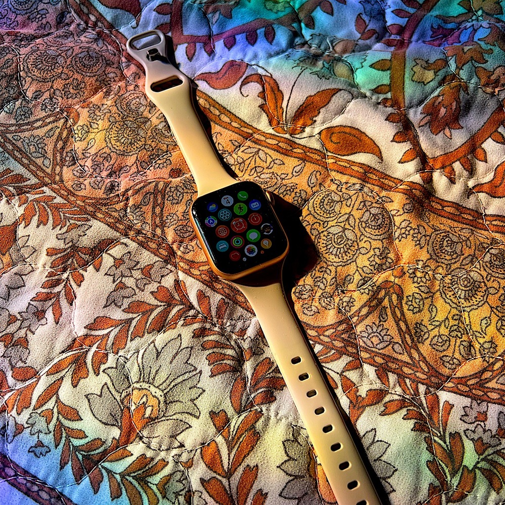 🌟Gold Apple Watch 6 Series 40mm GPS! Great for everyday tasks& fitness goals!